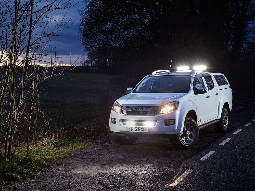 st4_st8_hardtop_mount_-_lazer_lamps_led_spotlights_-_isuzu_dmax_1_web